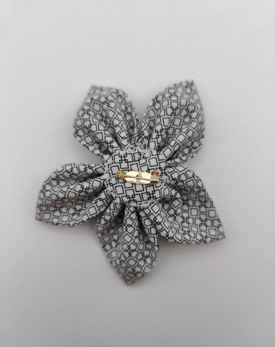 Broche en tissu et perles motif "Géométrie"